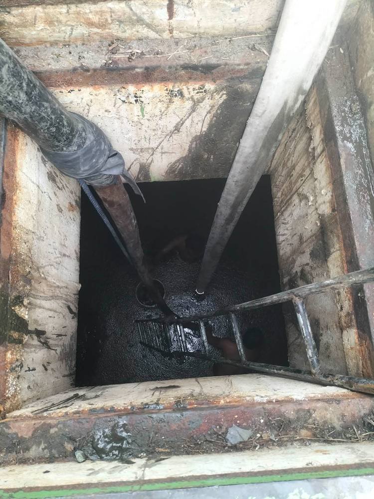 Poso negro at manual septic tank cleaning — Malabanan Plumbing
