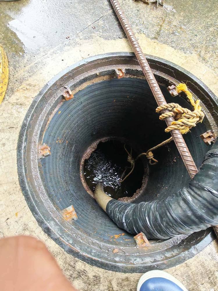 Malaking manhole access para sa siphoning